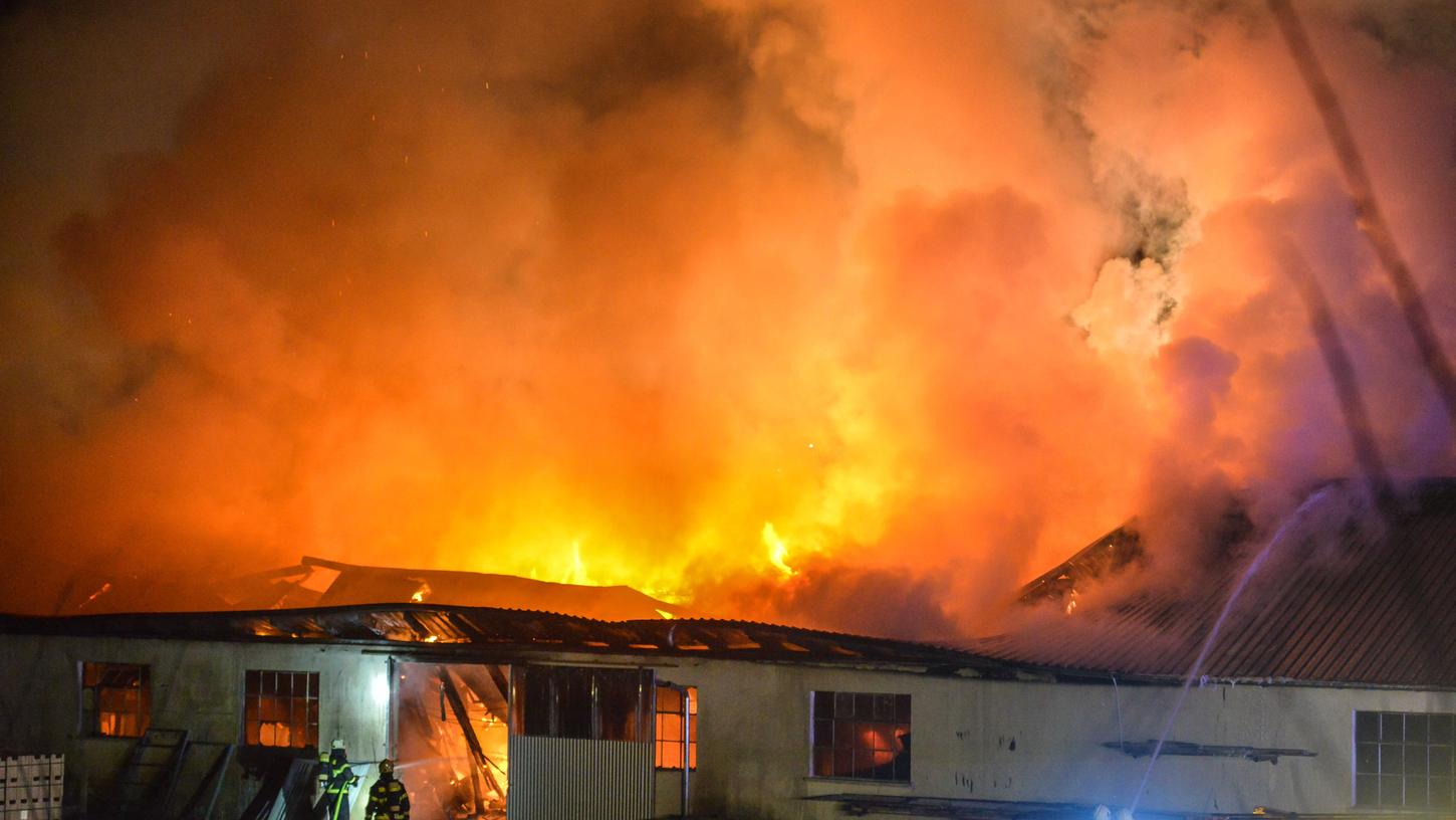 Brand im Rother Ortsteil Eckersmühlen: Eine Lagerhalle steht am Montag komplett in Flammen.