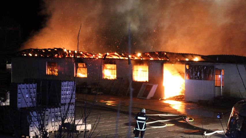 Roth: Gewaltige Flammen lodern aus Lagerhalle