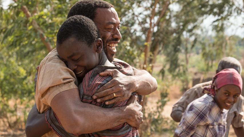 Ein weiterer interessanter Film-Neustart bei Netflix ist die Eigenproduktion "Der Junge, der den Wind einfing". Das Regie-Debüt des Oscar-nominierten Schauspielers Chiwetel Eijofor ("12 Years a Slave") feierte beim Indiefilm-Festival Sundance seine Premiere und basiert auf dem gleichnamigen Roman von William Kamkwamba, der darin seine Lebensgeschichte erzählt. Trotz aller Widerstände findet darin ein 13-jähriger Junge in Malawi einen ungewöhnlichen Weg, seine Familie und sein Dorf vor dem Hungertod zu bewahren... Die Kritiken nach der Filmfestival-Premiere waren sehr wohlwollen. Auf Netflix-Abonnenten wartet ab dem 1. März dem Vernehmen nach ein inspirierender Familien-Film, der mit gutem Geschmack nicht zu sehr beschönigt und mit einem berührenden Ende aufwartet.