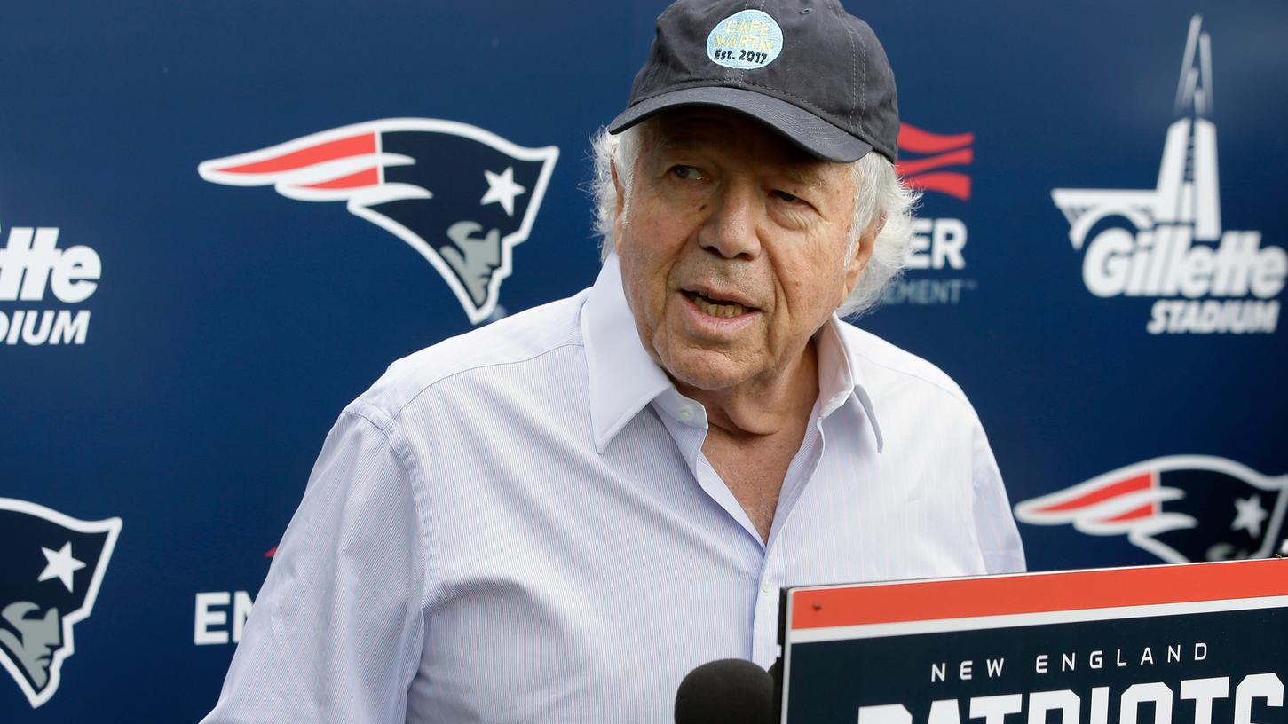 Gegen den Patriots-Besitzer Robert Kraft laufen polizeiliche Ermittlungen wegen des Verdachts der Förderung von Prostitution. Gegen den Patriots-Besitzer Robert Kraft laufen polizeiliche Ermittlungen wegen des Verdachts der Förderung von Prostitution.