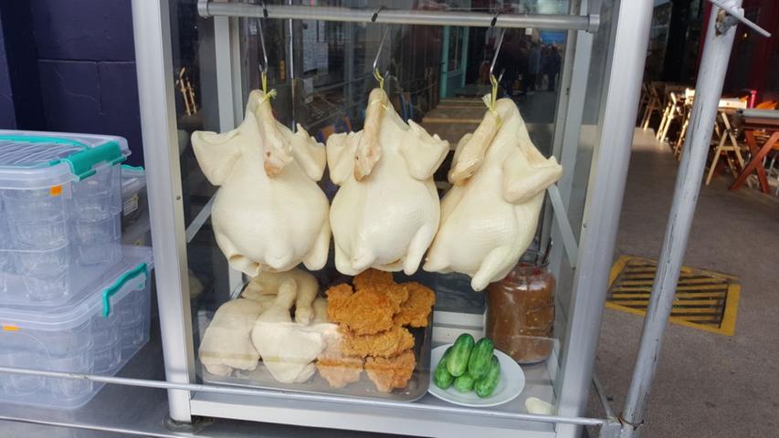 Diese drei Hühner, die unter den historischen Arkaden des Marktes in Brixton angeboten werden, haben ihr Leben bereits ausgehaucht.
