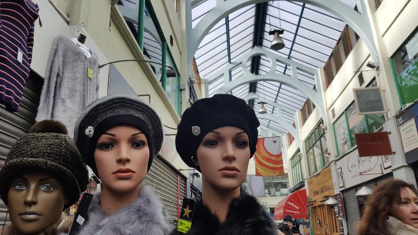 Gut behütet: Vor englischem Wind und Wetter gut geschützt kann man unter den historischen Arkaden des Brixton-Markets auch Kopfbedeckungen aller Art erwerben.