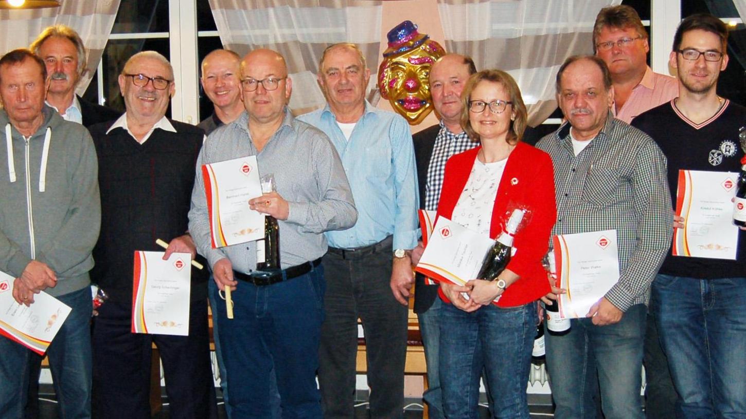 HSV-Vorsitzender Josef Bauer gratulierte einigen Mitgliedern zum Jubiläum und Günter Eichinger zum neuen Ehrentitel.