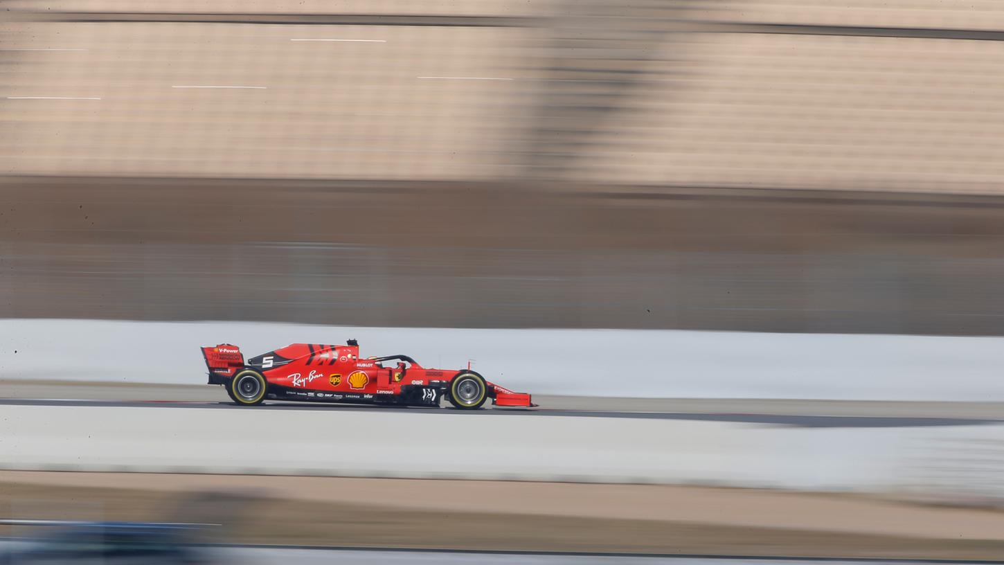 In einer Rechtskurve ließ sich sein neuer Ferrari nicht mehr lenken, sodass Sebastian Vettel geradeaus von der Strecke raste.
