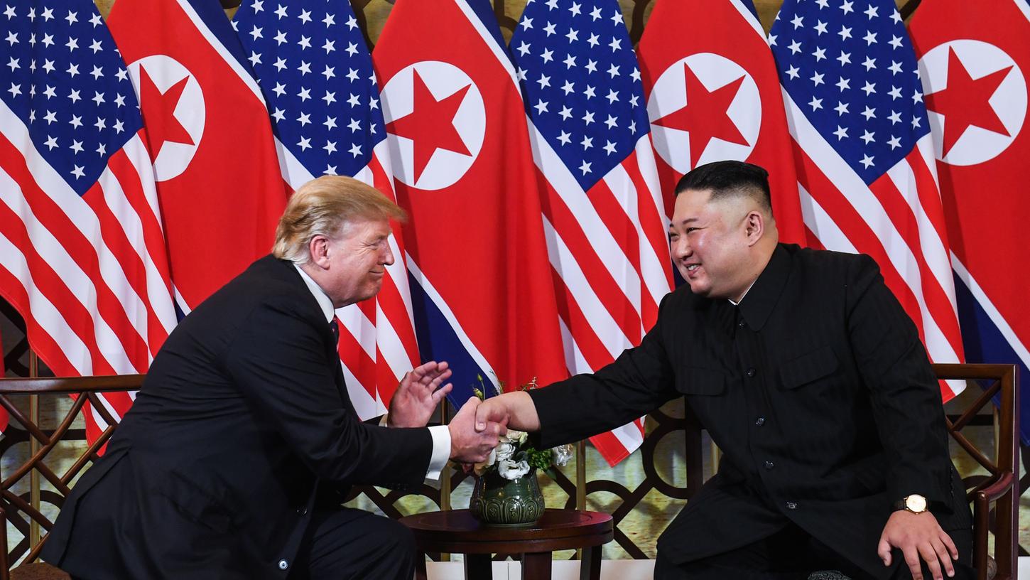Donald Trump (li.) und Kim Jong-Un in Hanoi.