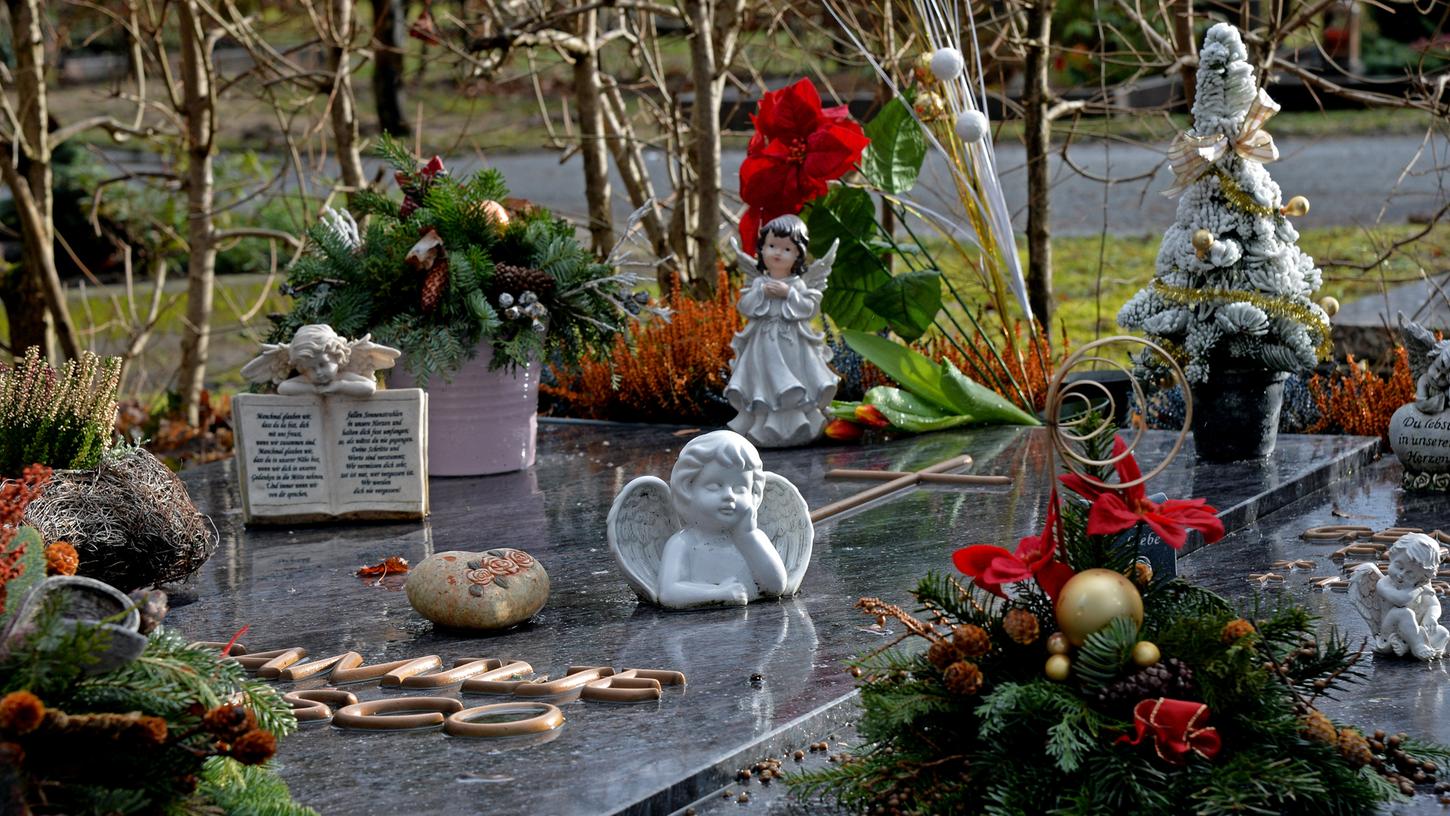 Nicht selten ist "unerlaubter Grabschmuck" auf Friedhöfen zu finden. Nicht selten ist "unerlaubter Grabschmuck" auf Friedhöfen zu finden.