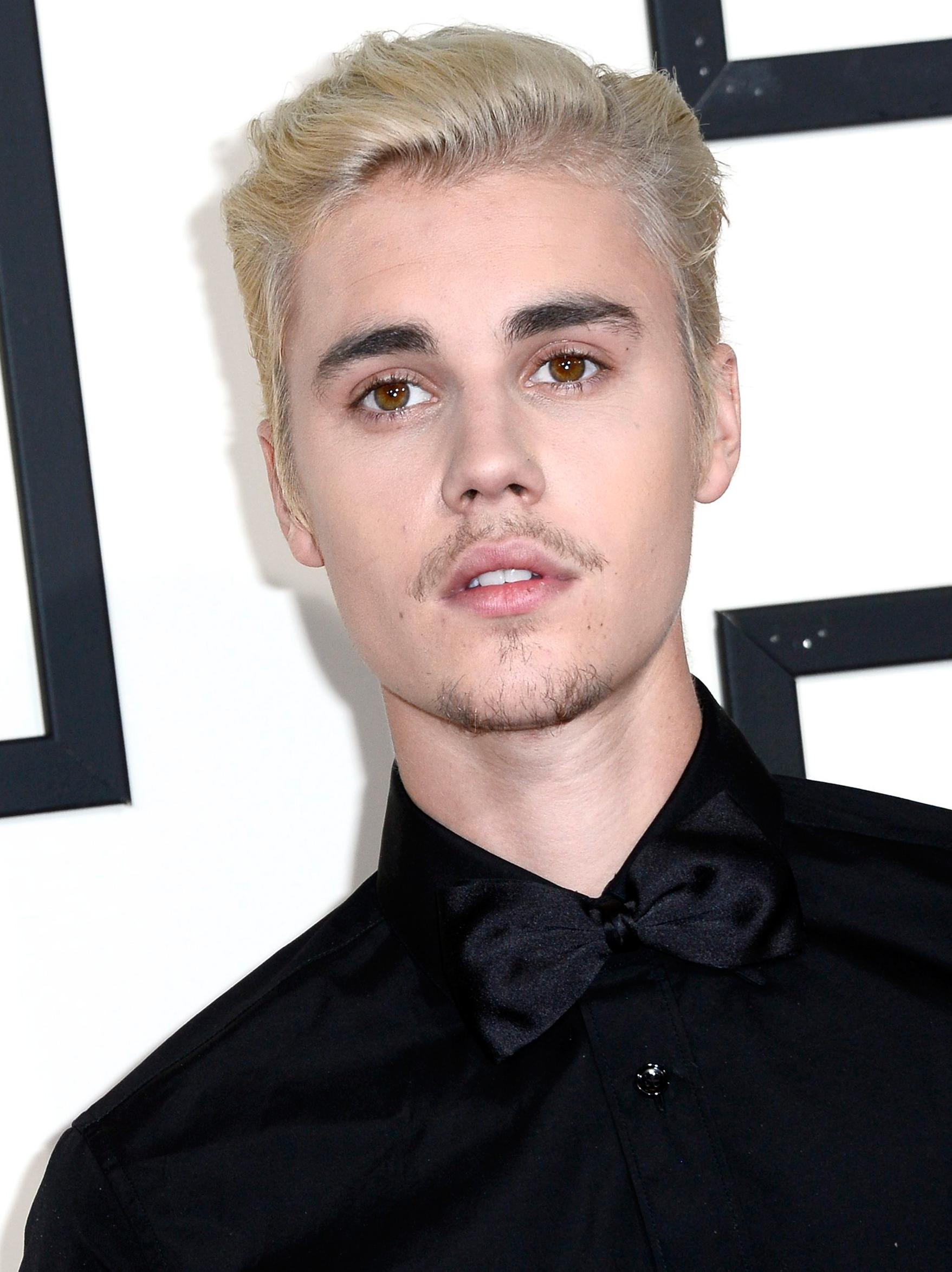Twitter, TV-Auftritte und Skandale halfen, aus der Bühnenfigur Bieber zugleich einen Klatsch-Promi erster Güteklasse zu machen. Der Junge mit den rehbraunen Augen pubertierte vor der versammelten Weltöffentlichkeit – mit Zugriff auf Geldsummen, von der viele Erwachsene nur träumen. Mittlerweile ist er mit einem geschätzten Vermögen von 265 Millionen Dollar (234 Mio Euro) längst in den Kreis der superreichen Musiker vorgedrungen (Rapper Jay-Z liegt laut "Forbes"-Schätzungen bei 900 Millionen Dollar).
