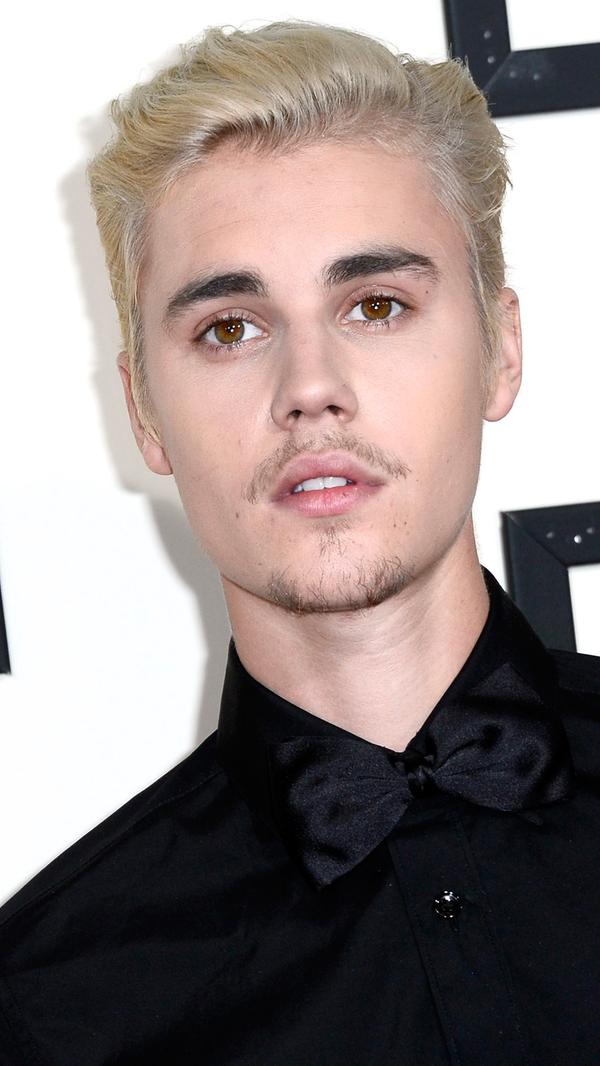 Twitter, TV-Auftritte und Skandale halfen, aus der Bühnenfigur Bieber zugleich einen Klatsch-Promi erster Güteklasse zu machen. Der Junge mit den rehbraunen Augen pubertierte vor der versammelten Weltöffentlichkeit – mit Zugriff auf Geldsummen, von der viele Erwachsene nur träumen. Mittlerweile ist er mit einem geschätzten Vermögen von 265 Millionen Dollar (234 Mio Euro) längst in den Kreis der superreichen Musiker vorgedrungen (Rapper Jay-Z liegt laut "Forbes"-Schätzungen bei 900 Millionen Dollar).