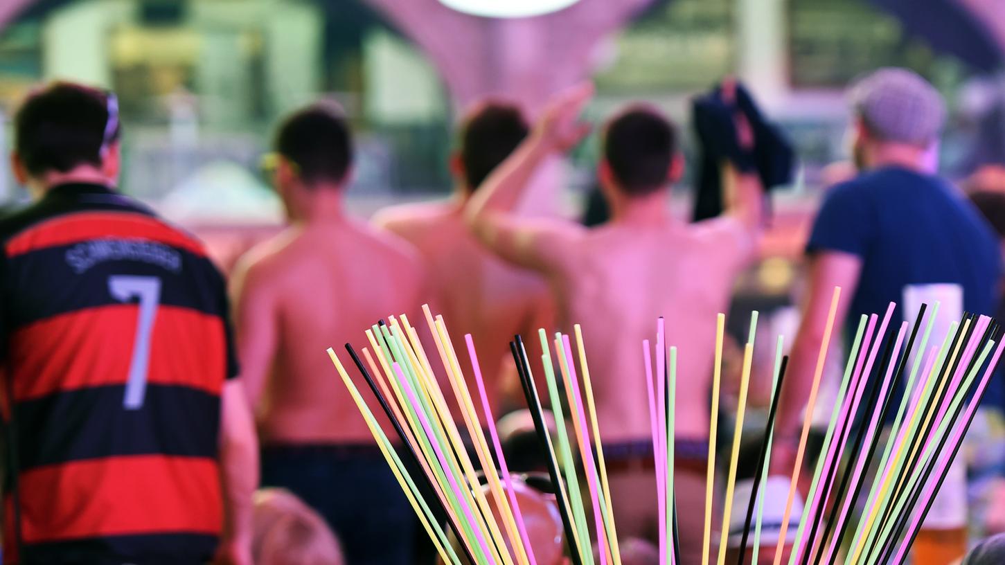 Wieder Eimersaufen am Ballermann? Anwohner haben Angst, dass die Hemmungen unter Urlaubern immer weiter fallen. Wieder Eimersaufen am Ballermann? Anwohner haben Angst, dass die Hemmungen unter Urlaubern immer weiter fallen.