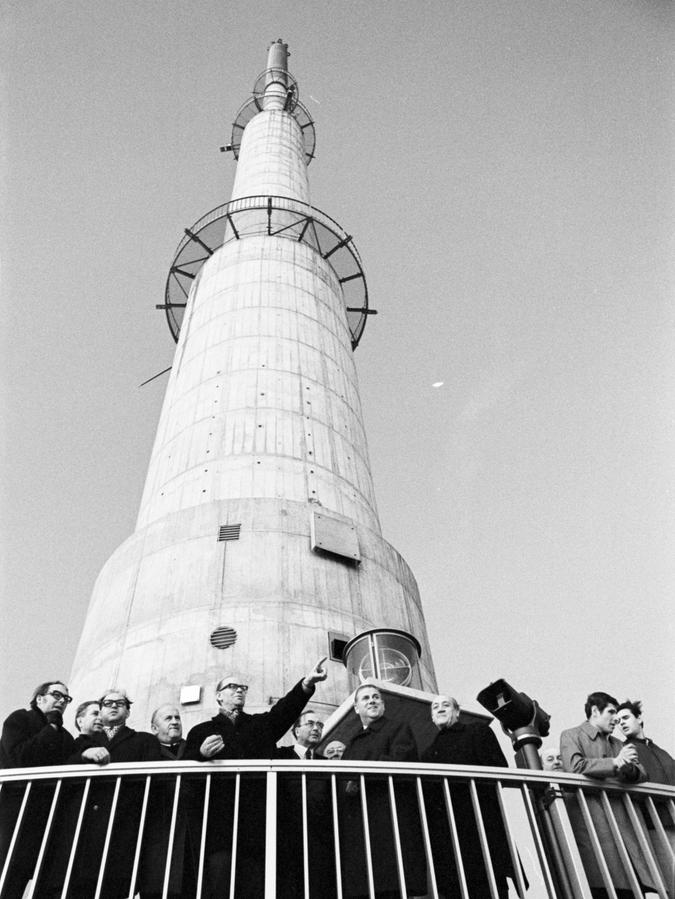 Auf dem Olympiaturm zeigt Bürgermeister Bayerle (gestreckte Linke) den Gästen die Stadt zu ihren Füßen