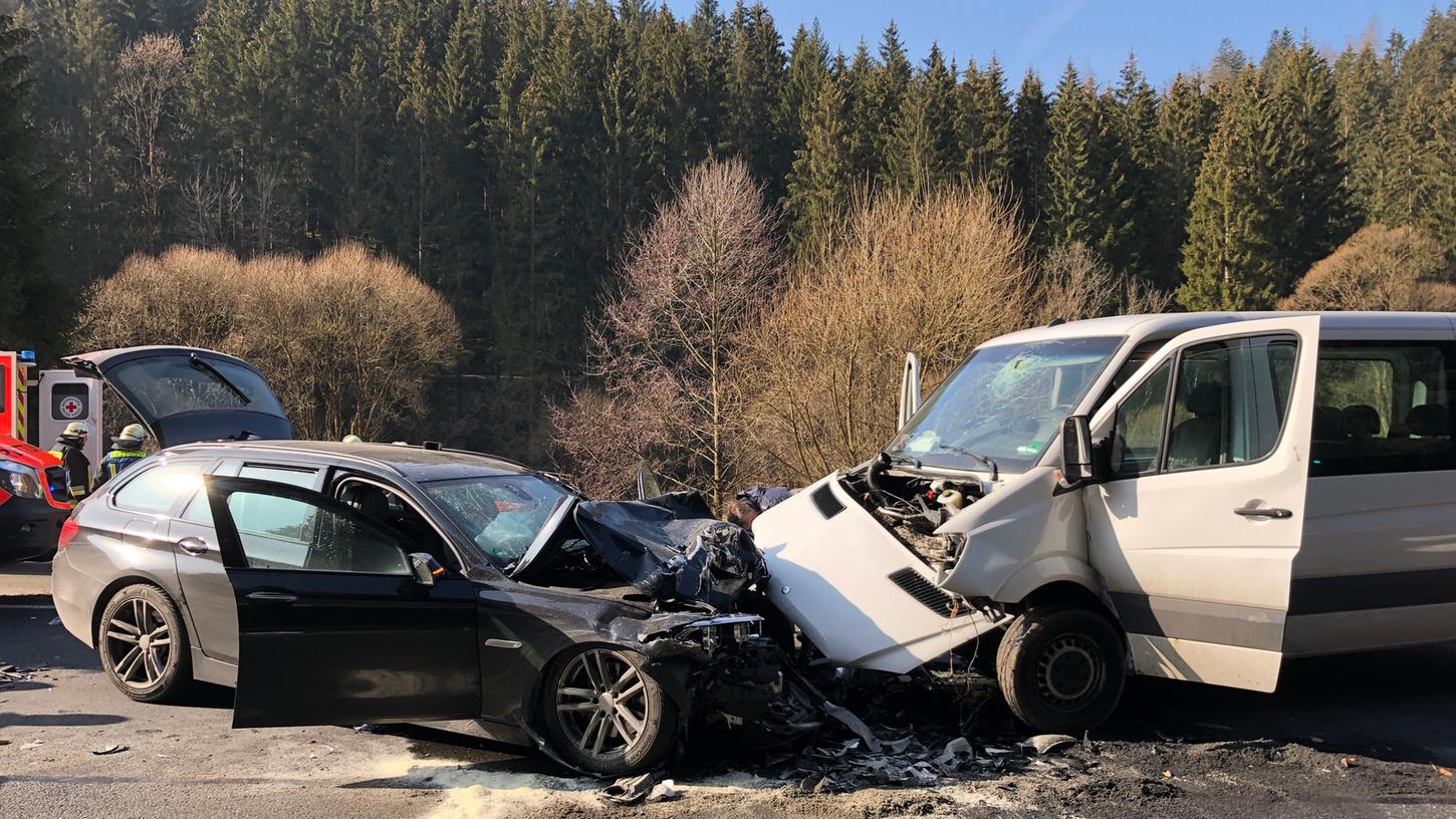Am Donnerstagvormittag stießen zwei Fahrzeuge im Landkreis Hof frontal zusammen. Drei Personen wurden verletzt.
