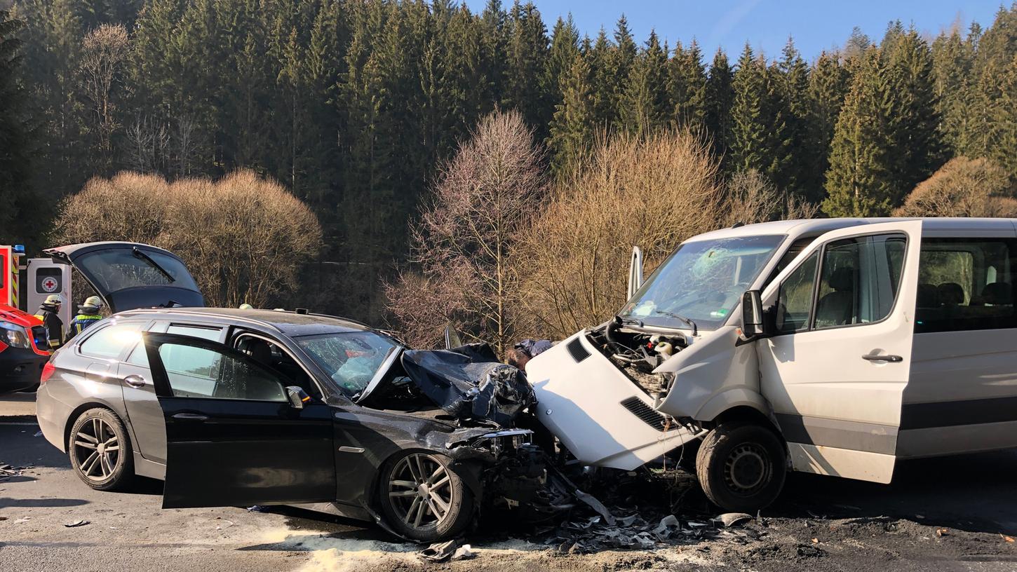 Am Donnerstagvormittag stießen zwei Fahrzeuge im Landkreis Hof frontal zusammen. Drei Personen wurden verletzt. Am Donnerstagvormittag stießen zwei Fahrzeuge im Landkreis Hof frontal zusammen. Drei Personen wurden verletzt.