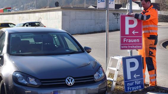 Eichstätt: Nach Streit sind Frauenparkplatz-Schilder jetzt pink