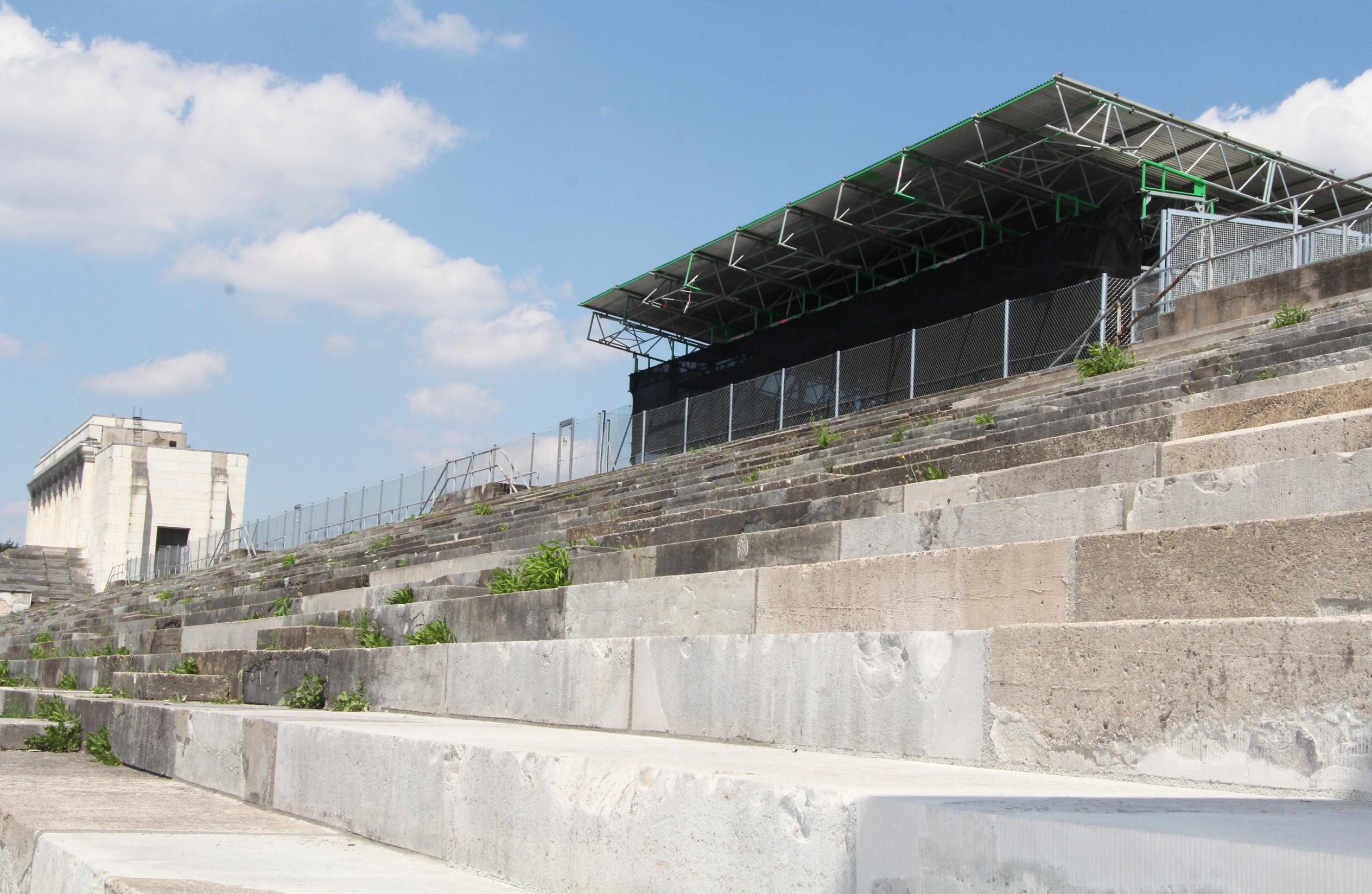 Auch die Zeppelintribüne steht im Fokus der Bewerbung. Der Künstler Jonathan Meese wird sich kritisch mit der Zeppelintribüne und dem Zeppelinfeld auseinandersetzen. 