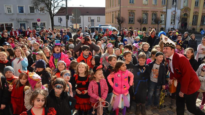 Rathaussturm in Allersberg: Bürgermeister muss am Weiberfasching aufs Bobby-Car