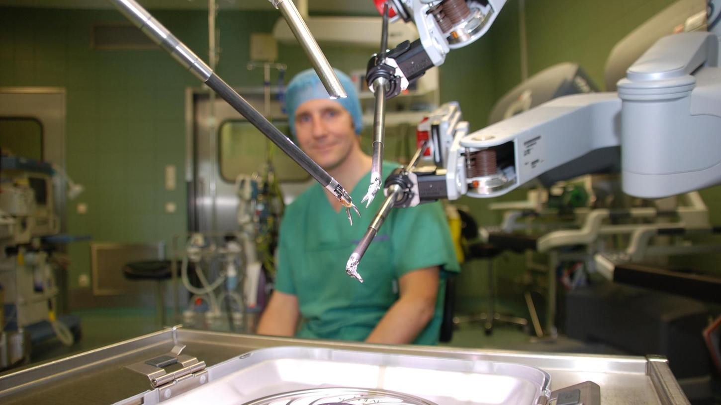 Professor Andreas Blana, Chefarzt der Urologie, hat seine Helfer im Blick: Die vier Arme von „da Vinci“ sind mit einer Kamera und verschiedenen, auswechselbaren Spezialwerkzeugen ausgestattet.