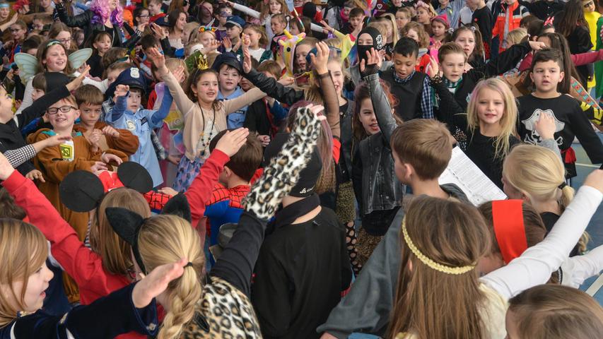 Cooler Auftritt: Grundschule Hilpoltstein feiert den Fasching
