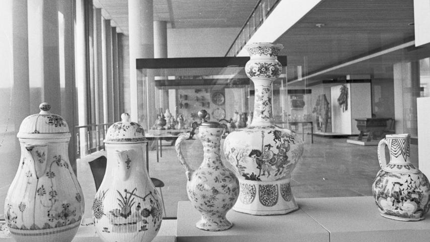 Ein Blick in die neueröffnete Volkskundeabteilung im Germanischen Nationalmuseum mit einer der zahlreichen Vitrinen mit Keramiken. Hier geht es zum Artikel vom 5. März 1969: Altdeutsches in kühler Atmosphäre