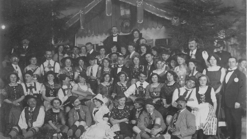 Ein Bild aus dem Jahr 1913, das die aufwändige Kulissendekoration zeigt. Gastgeber war der Gunzenhäuser Gesangverein Liederkranz.