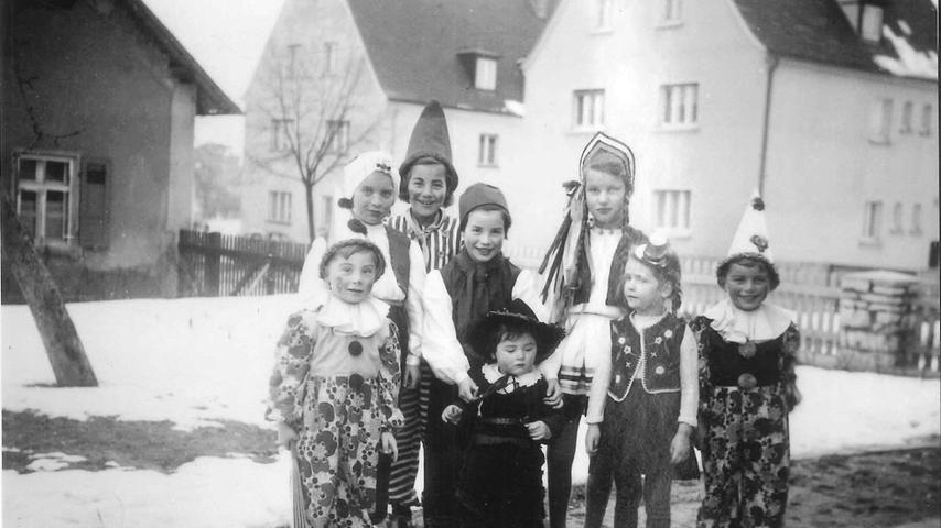Lange Zeit zogen die Kinder kostümiert durch die Straßen  und ergatterten die eine oder andere Süßigkeit. Das Bild stammt aus dem Jahr 1954.