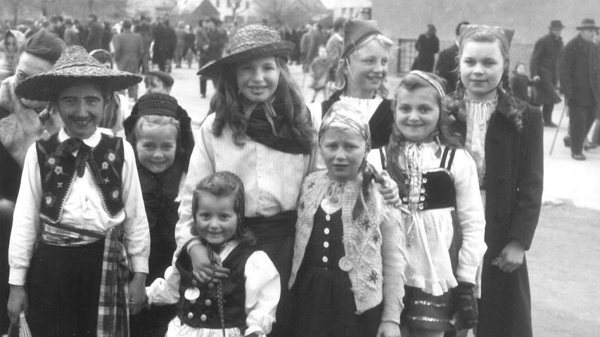Staunend verfolgten diese jungen Zuschauer den großen Faschingsumzug, der 1949 durch Gunzenhausen zog.