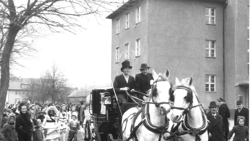 Am Stephani-Schulhaus startete am Faschingssonntag 1949 der große Gaudiwurm seinen Zug durch Gunzenhausen.