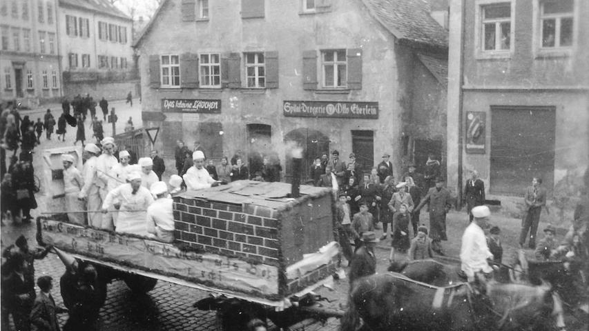 Dicht drängten sich die Zuschauer beim Faschingsumzug 1949 auf den Straßen Gunzenhausens. Hier ein Bild vom Bäckerwagen, der gerade durch die Gerberstraße zieht.