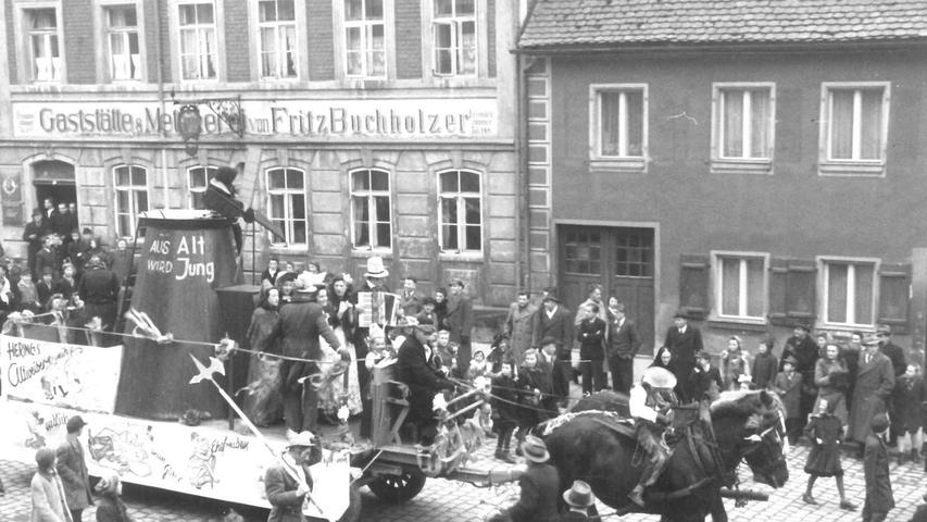 Ein besonders origineller Beitrag zum Gunzenhäuser Faschingsumzug 1949 war die "Altweibermühle".