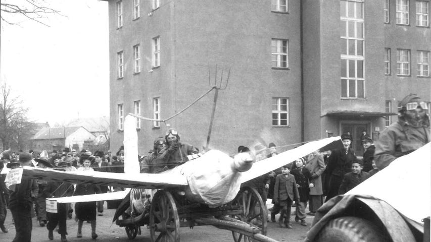 Gunzenhäuser Faschingsumzug 1949:  Aus einem Jauchefass bestand der Rumpf dieses Flugzeugs.