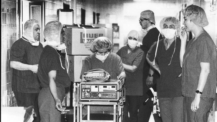 Der „Kehraus“ machte auch vor dem Operationssaal der alten Unfallchirurgie nicht halt. In voller Montur schoben die Mitarbeiter die medizinischen Apparate in die bereitstehenden LKW. 25 Minuten später transportierten sie die Geräte im Südklinikum in den neuen OP.