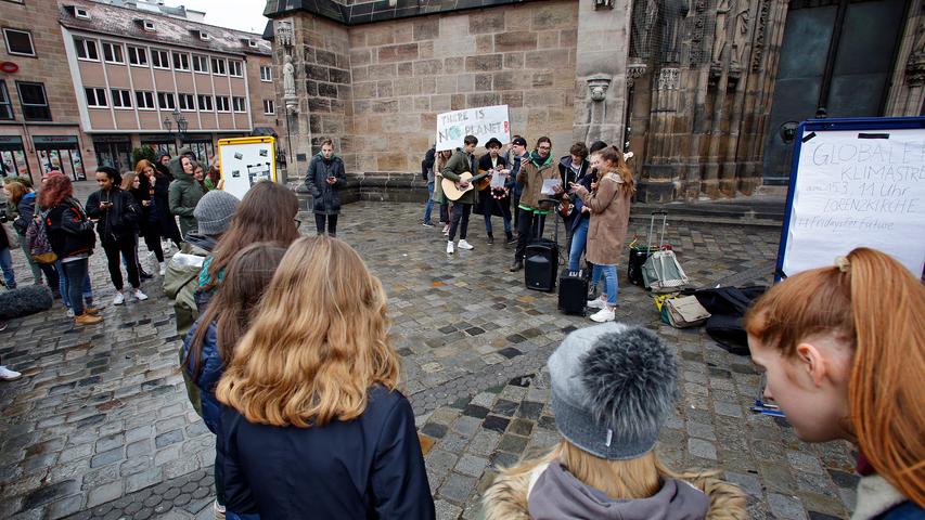 RESSORT: Lokales..DATUM: 01.03.19..FOTO: Michael Matejka ..MOTIV: Flashmob Fridays for Future vor der Lorenzkirche..ANZAHL: 1 von 22.."Veröffentlichung nur nach vorheriger Vereinbarung"