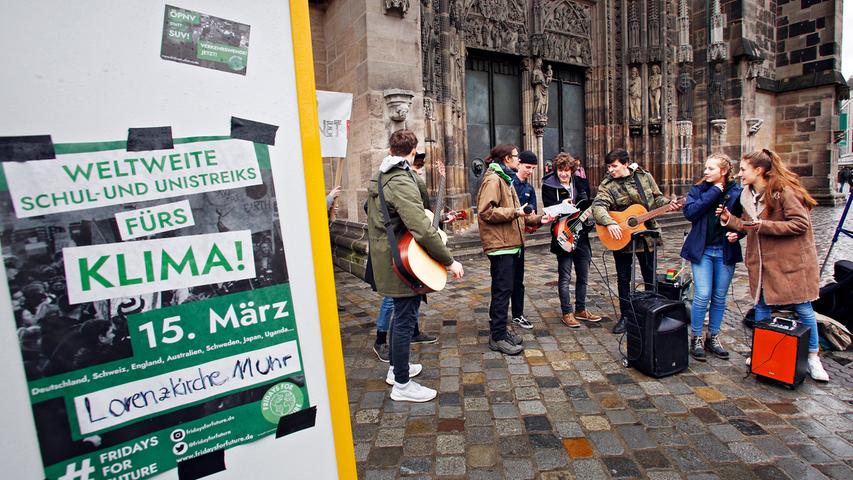 Fridays For Future: Demonstration gegen Klimawandel vor Lorenzkirche