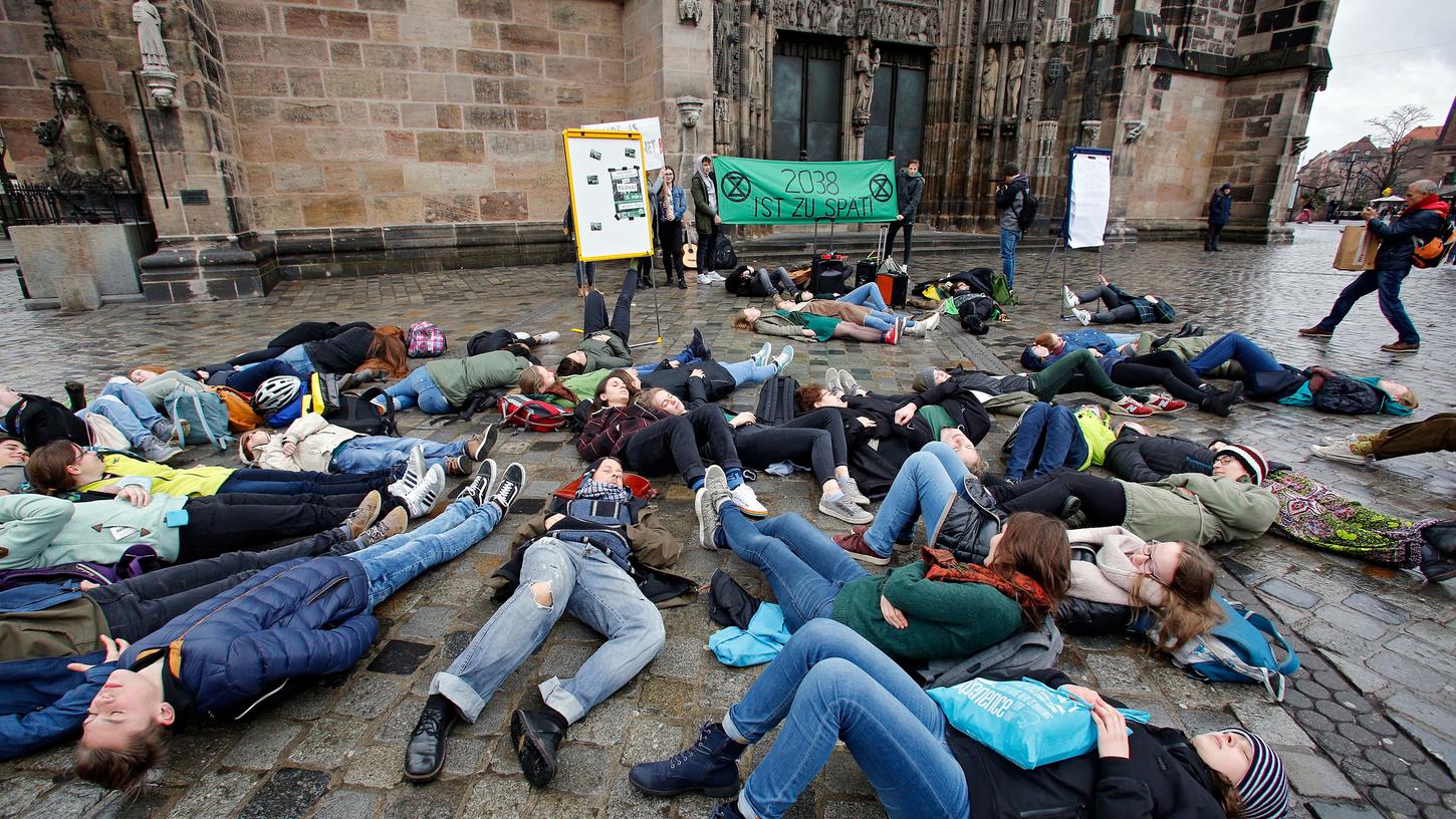 In Nürnberg haben sich Schüler bei einem Flashmob auf den kalten Boden vor der Lorenzkirche gelegt. In Forchheim ist es bisher noch zu keiner Demonstration gekommen.
