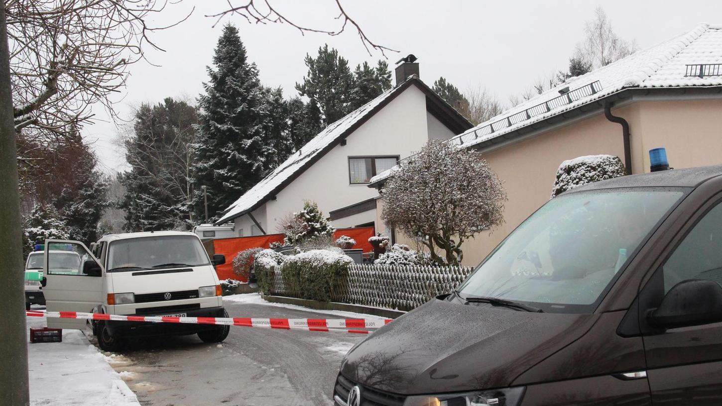 Im Januar durchsuchte die Polizei das Anwesen in Schnaittach (weißes Haus hinten), unter anderem auch die Garage samt Anbau, in dem die beiden Leichen entdeckt wurden.