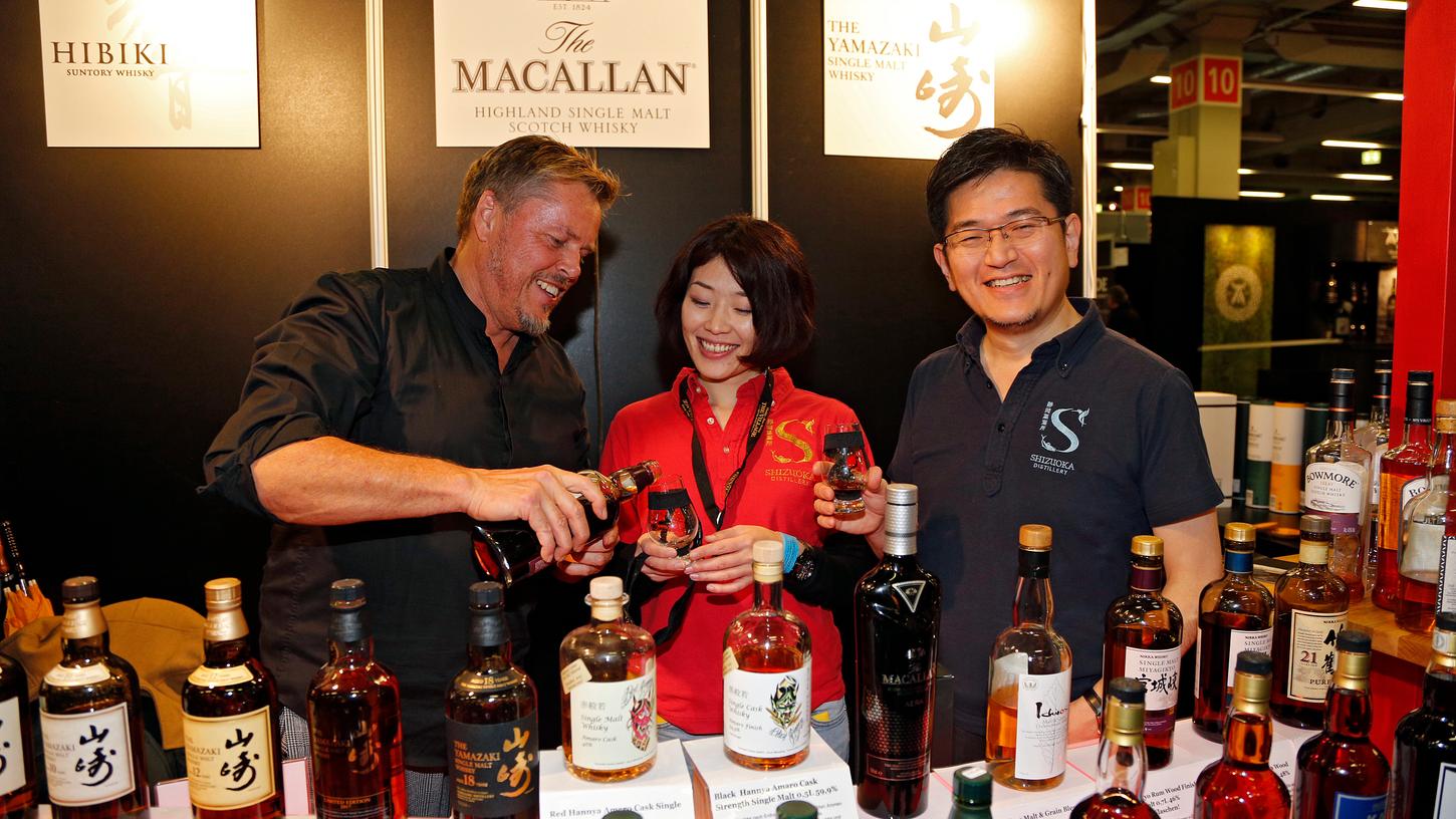 Jürgen Wazian aus dem Südschwarzwald stellt Vertretern einer japanischen Destillerie einige seiner Whiskys aus Fernost vor. Den Weg zum Whisky hatte der Händler über sein Geschäft mit Koi-Karpfen gefunden – und viele Reisen.