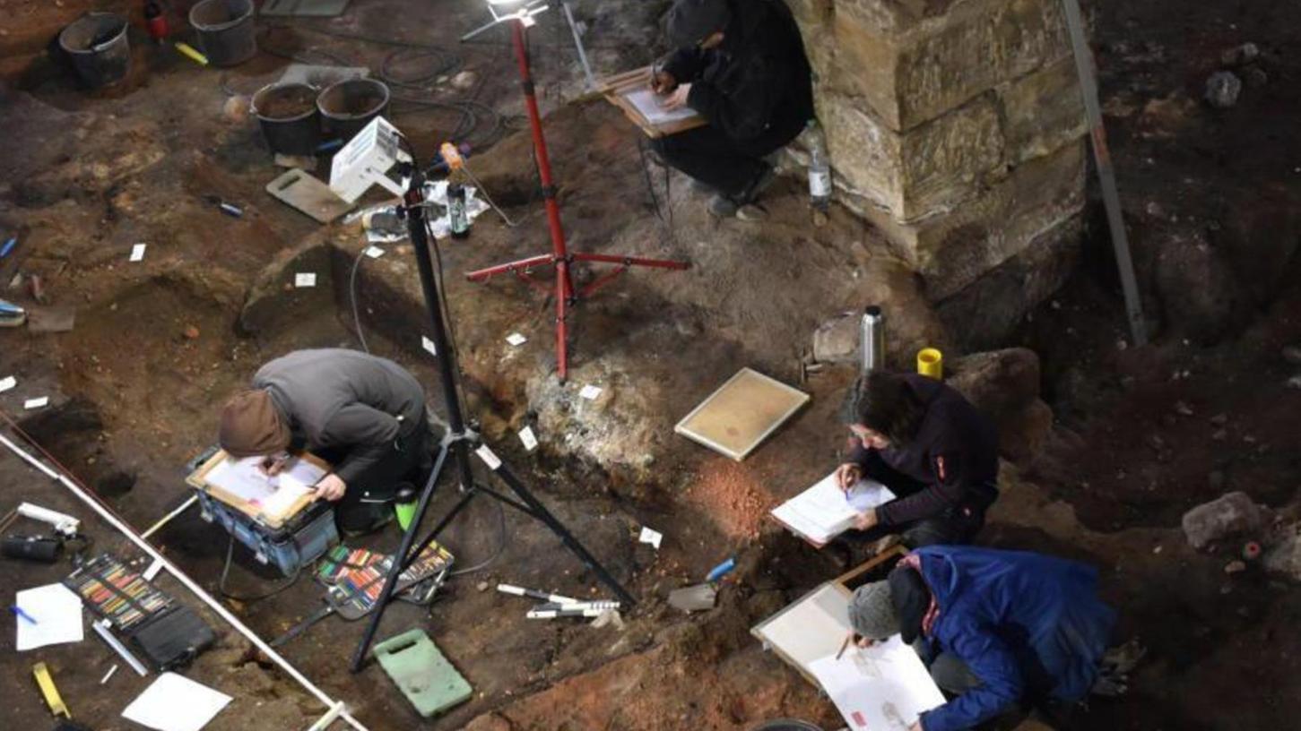 Archäologen bei der Arbeit in den Forchheimer Rathaushallen: graben, messen, dokumentieren, interpretieren, weitergraben. Je tiefer die Forscher buddeln, desto bedeutender werden ihre Funde.