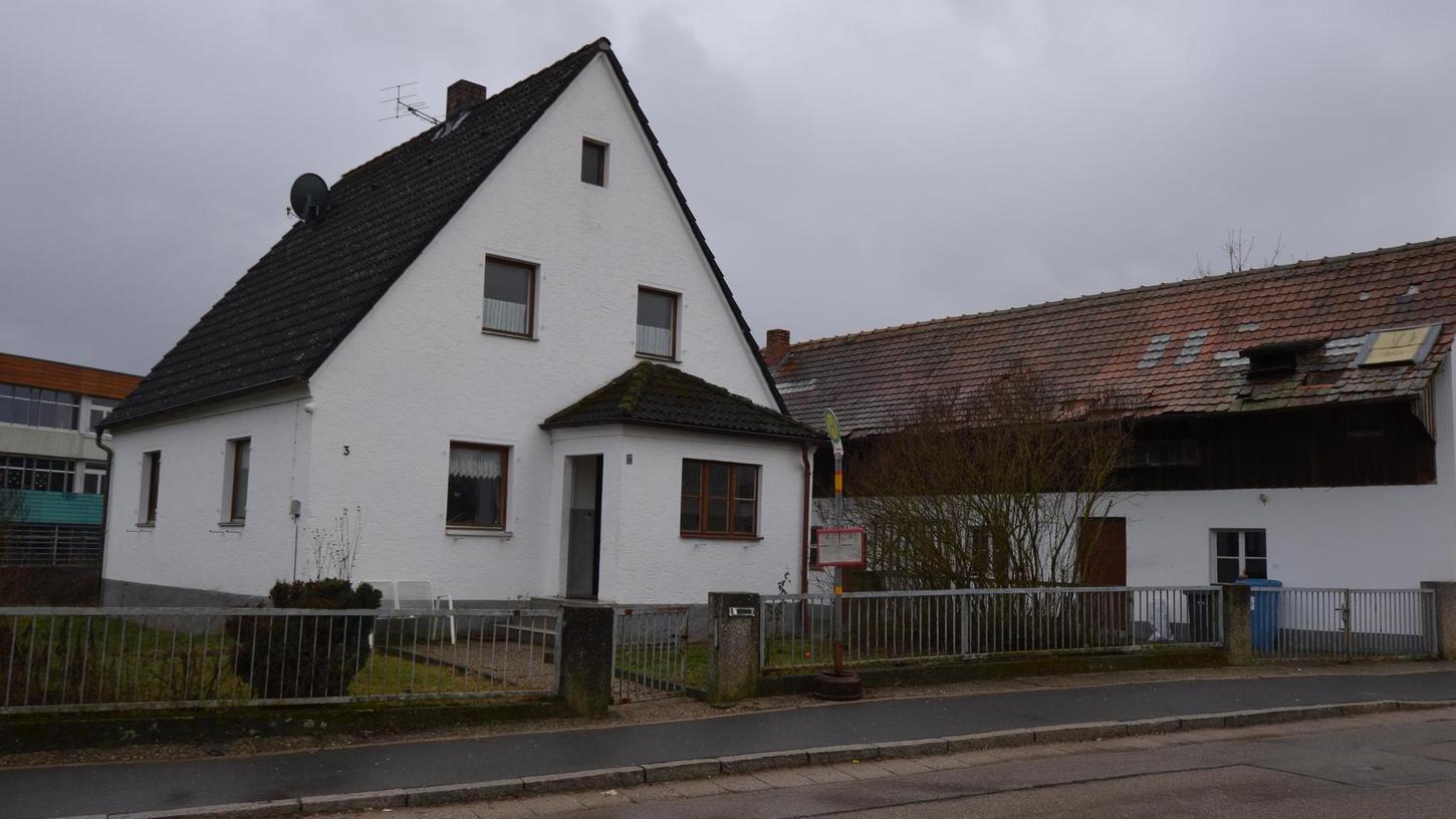 Steht nicht in Lauterhofen und auch nicht in Velburg: In Berg in der Schulstraße ist dieses Haus beispielsweise sehr bekannt - als "D'Hebamerer". Denn in dem kleinen Gebäude lebte lange Zeit die einzige Hebamme im weiten Umkreis. Mittlerweile hat der Sohn der Hebamme das Grundstück an die Gemeinde Berg veräußert.