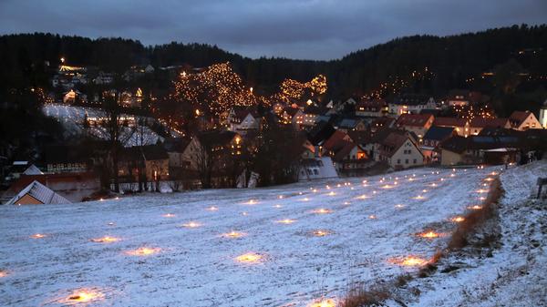 Wer mehr für sich und seine Gesundheit tun möchte, dem sei der sechs Kilometer lange Therapeutische Herzelesweg empfohlen. Der Weg führt vorbei an den Stellen, die beim traditionellen Lichterfest in Obertrubach Anfang Januar in Szene gesetzt werden. Mehr zum Wanderweg erfahren Sie hier.