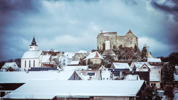 Ein Höhenweg mit Horizonterweiterung, das ist dieser Wanderweg bei Hiltpoltstein: Zum Teil verläuft die 4,5 Kilometer lange Tour auf dem Naturlehrpfad. Die Laufzeit beträgt 1,5 Stunden. 122 Höhenmeter werden überwunden. Mehr zur Route und den Einkehrmöglichkeiten gibt es hier.