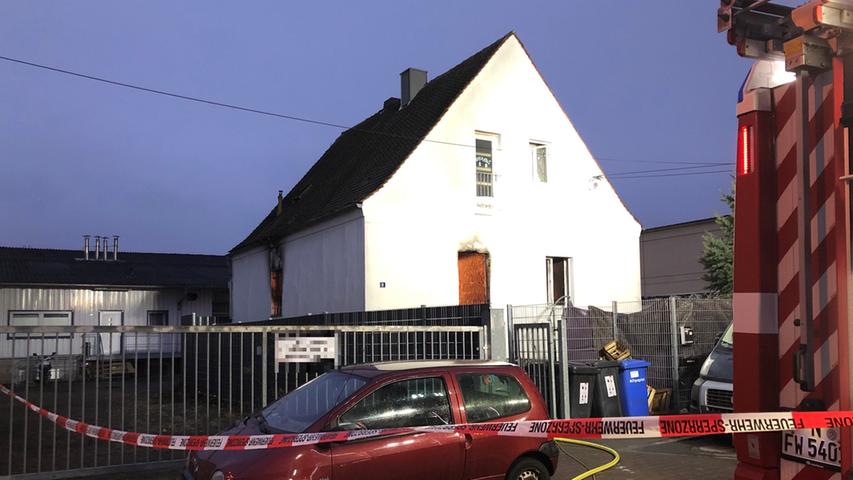 Laut  einem Sprecher der Feuerwehr brannte das halbe Erdgeschoss lichterloh, aus dem Rest des Hauses trat dicker, schwarzer Rauch aus.