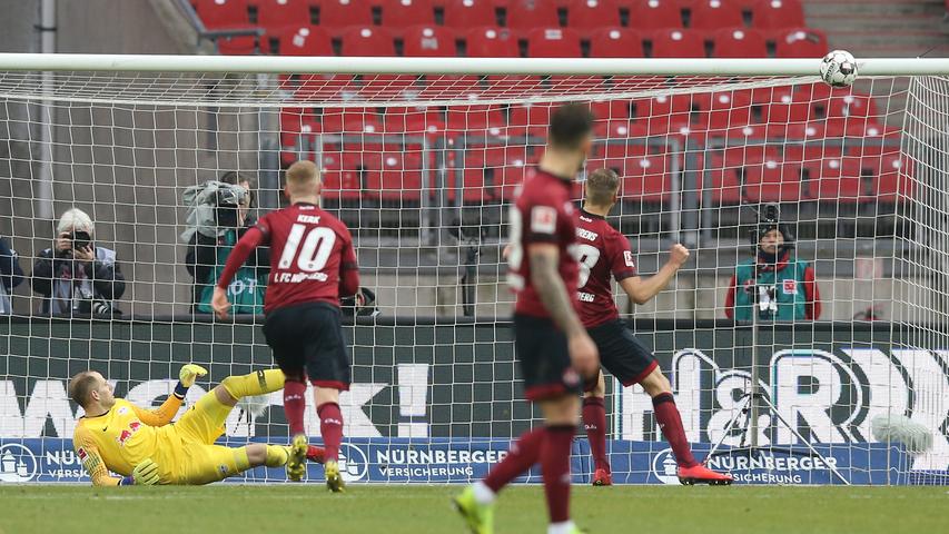 Das Pech, das der Club in der Bundesliga-Spielzeit hinter sich herzieht, macht auch gegen Leipzig keine Pause. Trotz einer deutlich besseren Leistung als noch im Hinspiel (0:6) reicht es erneut nicht für Punkte, auch weil Hanno Behrens es zwischenzeitlich verpasst, den FCN per Strafstoß in Führung zu bringen.