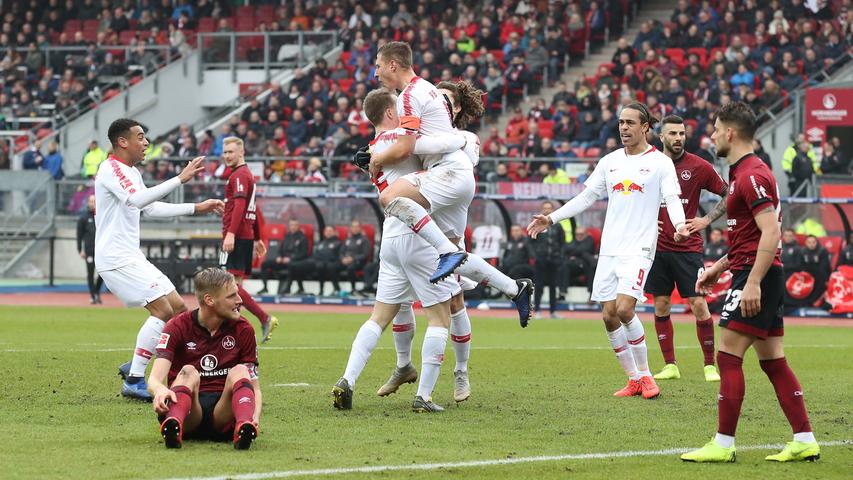 Der zieht ab. Ein Schuss, ein Strich, leicht abgefälscht - 1:0 für RB Leipzig!