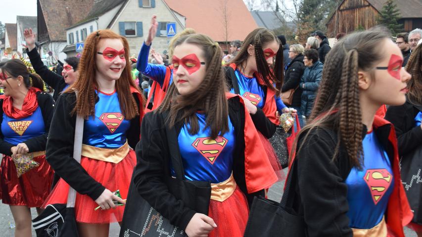 Superwomen und Piraten: Der Faschingsumzug 2019 in Heroldsbach