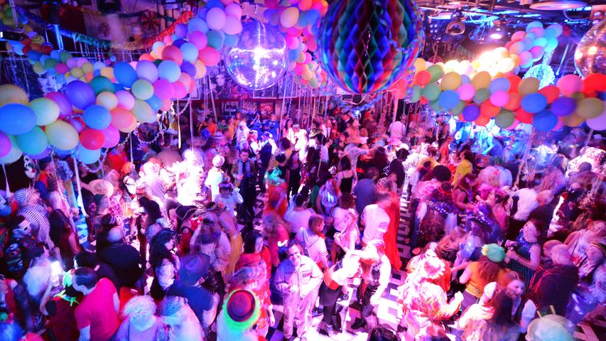 Karibikfasching in Erlangen: Tausende Narren feiern heiße Party