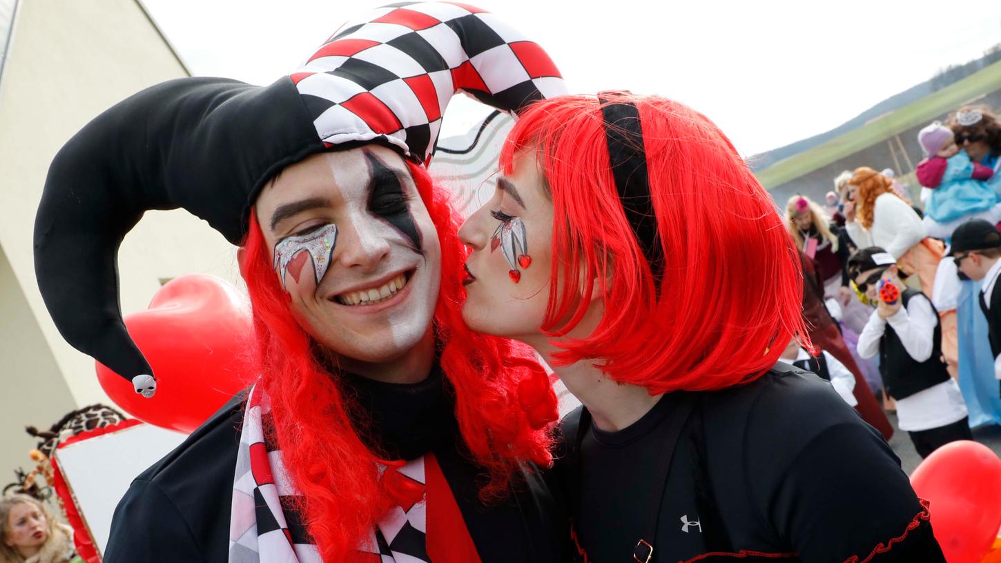 Passend zum heutigen Valentinstag: Ein närrisches Küsschen beim Faschingsumzug in Schnufenhofen.
Passend zum heutigen Valentinstag: Ein närrisches Küsschen beim Faschingsumzug in Schnufenhofen.