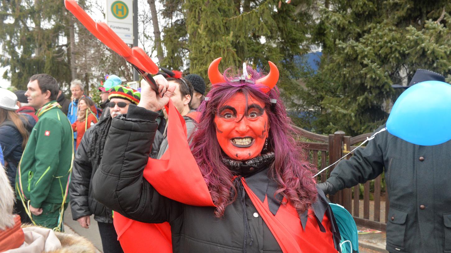 Da war der Teufel los: Geschätzt 50.000 meist bunt kostümierte Menschen haben auch heuer wieder beim traditionellen Brucker Faschingszug die Straßen des Vororts gesäumt.