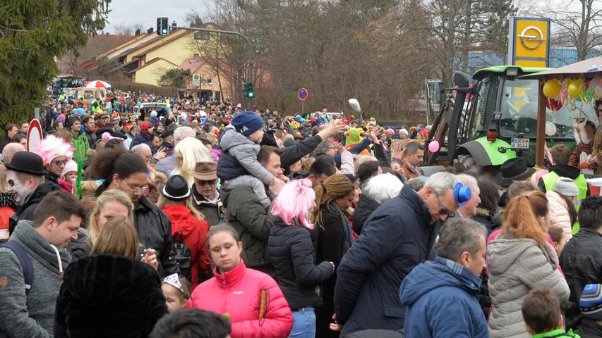 Tausende feiern auf der Straße: Narren machen Bruck unsicher