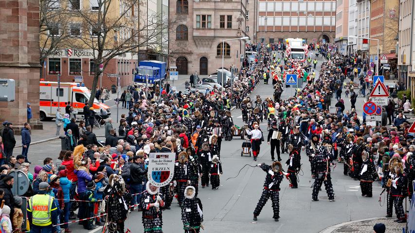 Männer-BH und Kuh-Crew: 100.000 Nürnberger feiern Fasching