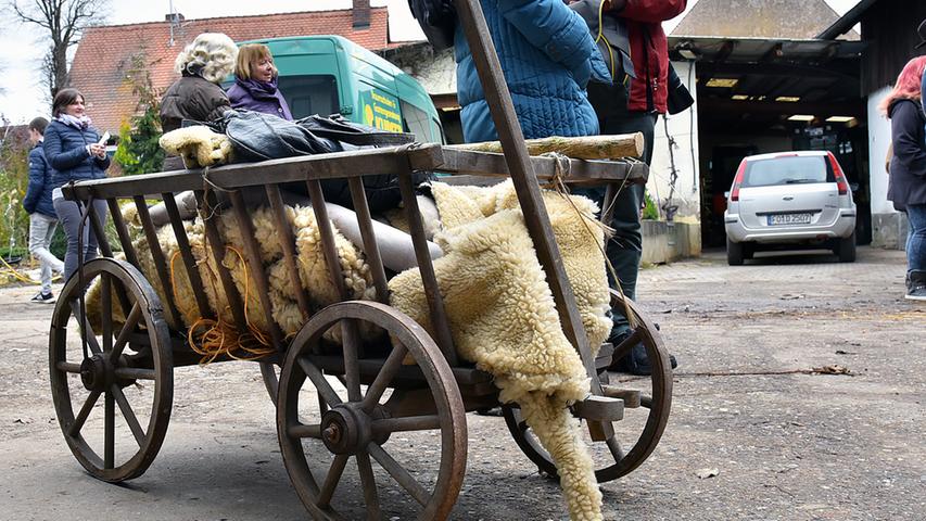 Menschliche Stroh-Bären: Fasalecken treiben in Baiersdorf den Winter aus