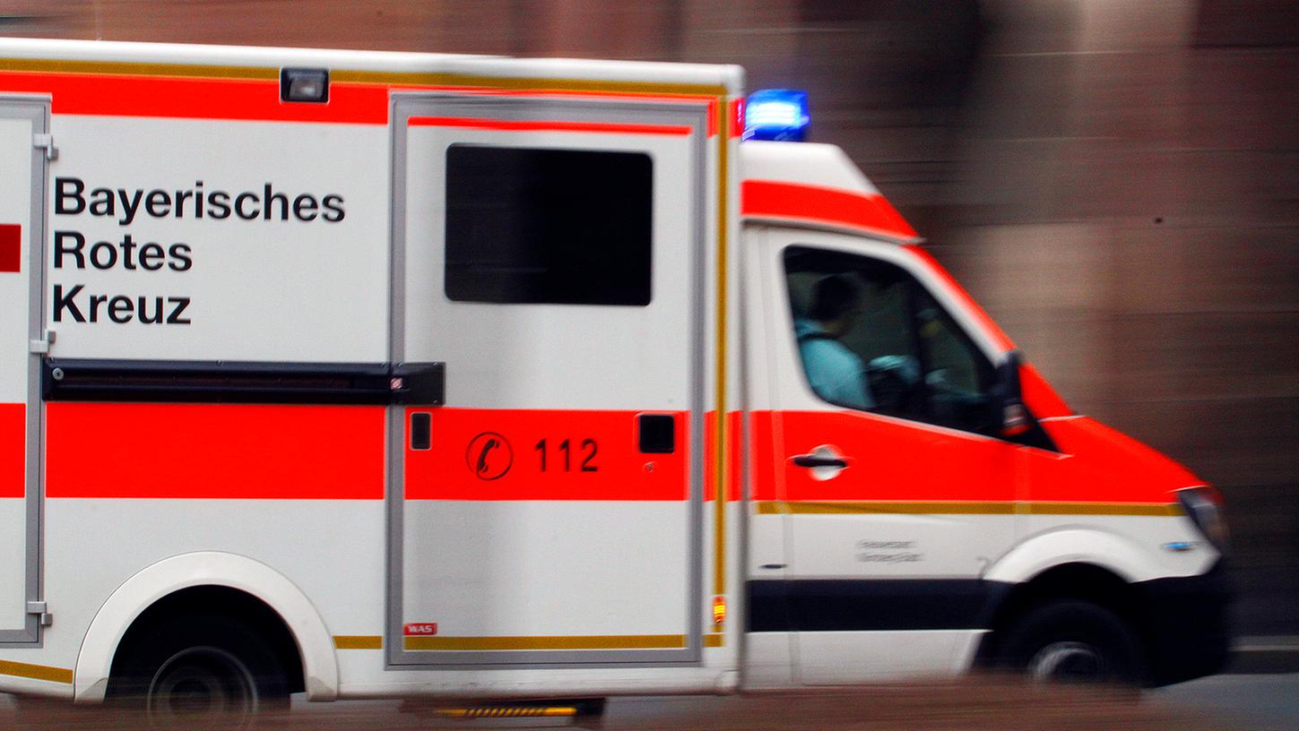 In Neustadt an der Aisch ist ein 16-Jähriger mit seinem Moped in ein Auto geprallt, er kam ins Krankenhaus. (Symbolbild)